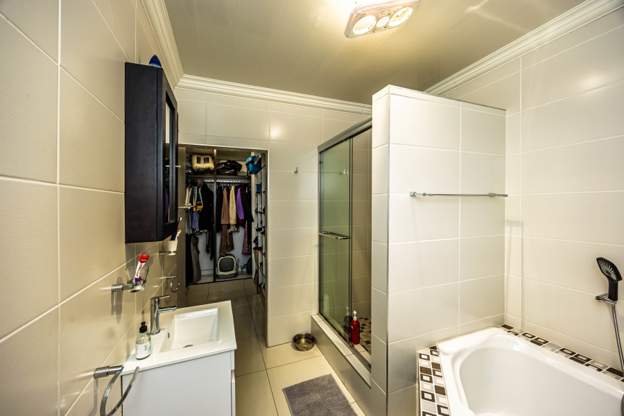 To Let 5 Bedroom Property for Rent in Cove Rock Eastern Cape